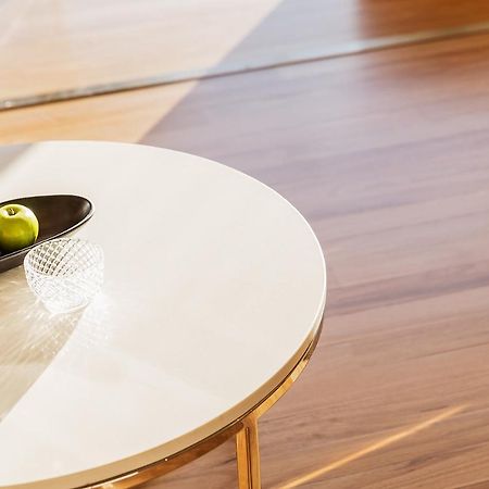 프레이저 스위트 시드니 외부 사진 A table with a melamine tabletop