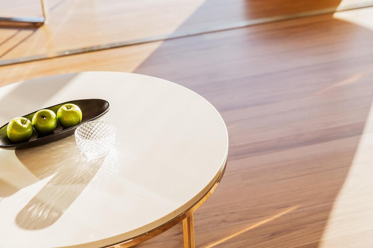 프레이저 스위트 시드니 외부 사진 A table with a melamine tabletop