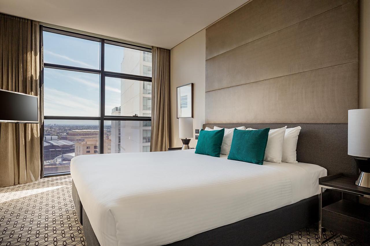 프레이저 스위트 시드니 외부 사진 A bedroom at the Hilton Sydney