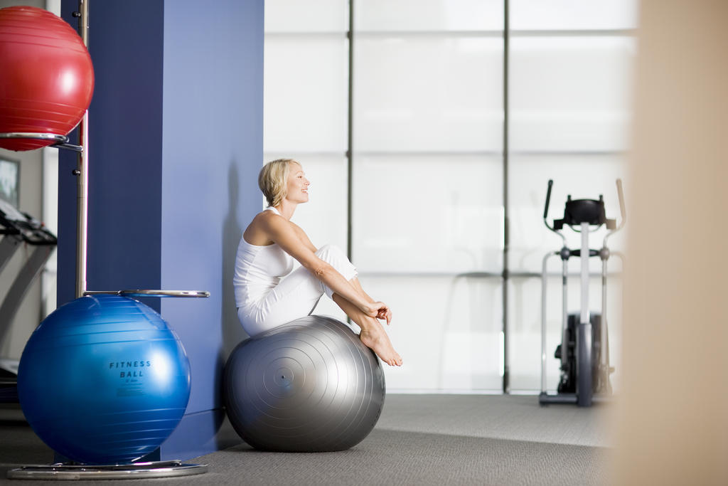 프레이저 스위트 시드니 외부 사진 A woman sitting on a Swiss ball